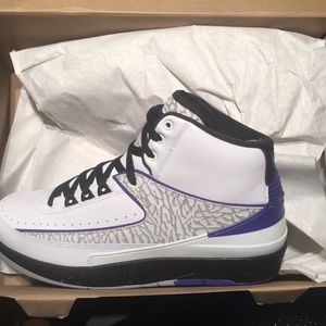 Never worn! Men’s Nike Air Jordan 2 Retro. Size 9